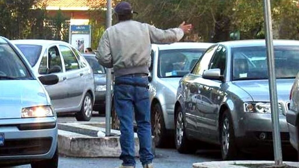 Salerno, sanzionati tre parcheggiatori abusivi