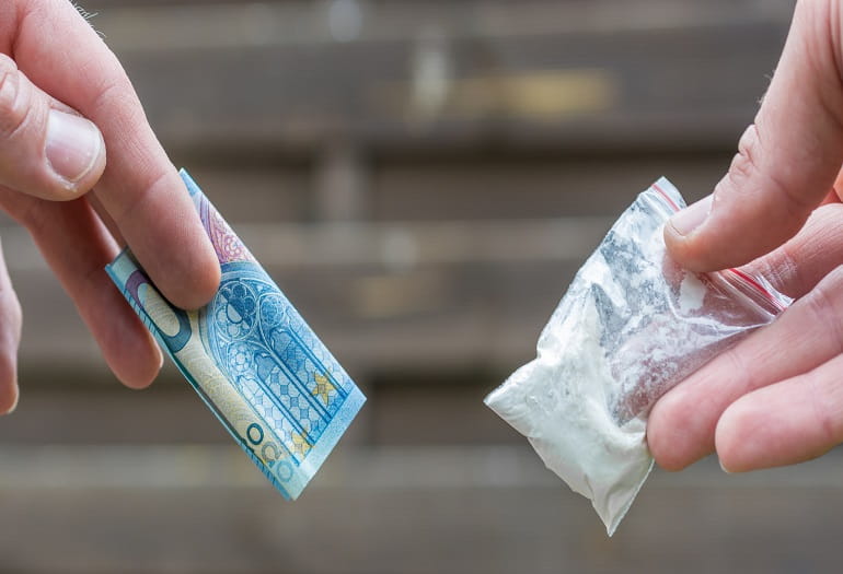 Salerno, mezzo chilo di droga in casa: nei guai 16enne