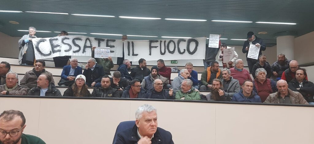 Protesta dei trattori, gli agricoltori “invadono” il Comune di Eboli