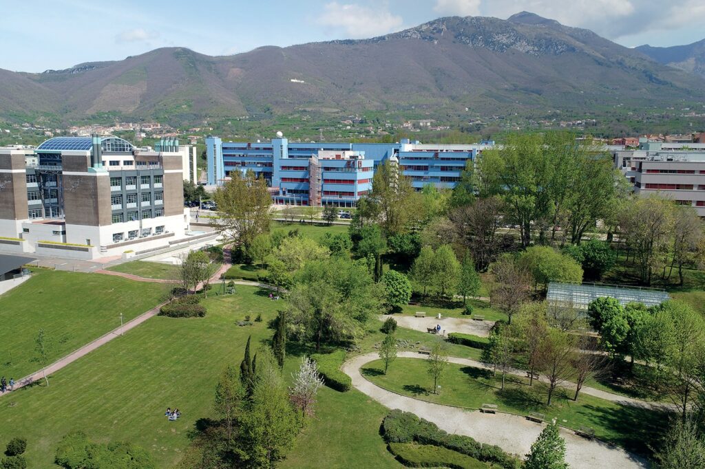 Morto dopo la laurea della figlia, oggi i funerali