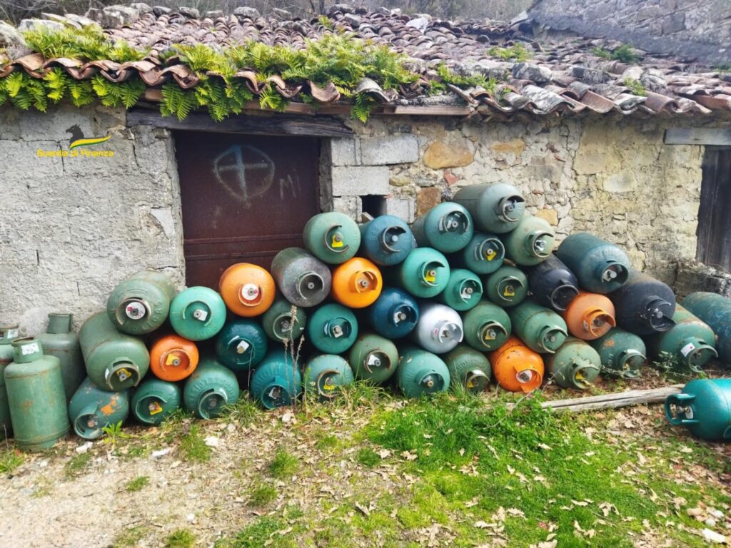 Vallo della Lucania, scovata rivendita abusiva di bombole di gpl