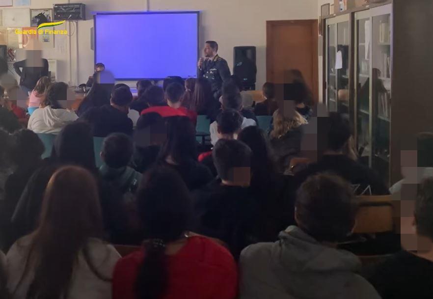 La Guardia di Finanza incontra gli studenti di Nocera Superiore