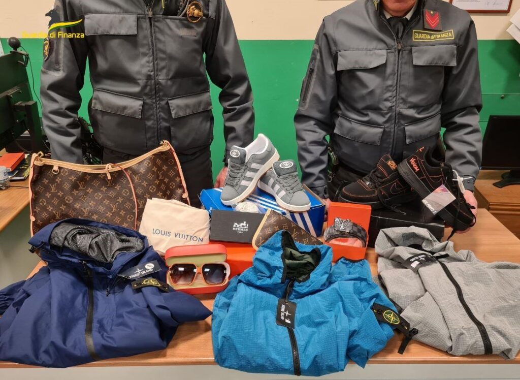 Nocera Inferiore, fidanzati nascondono capi contraffatti e droga