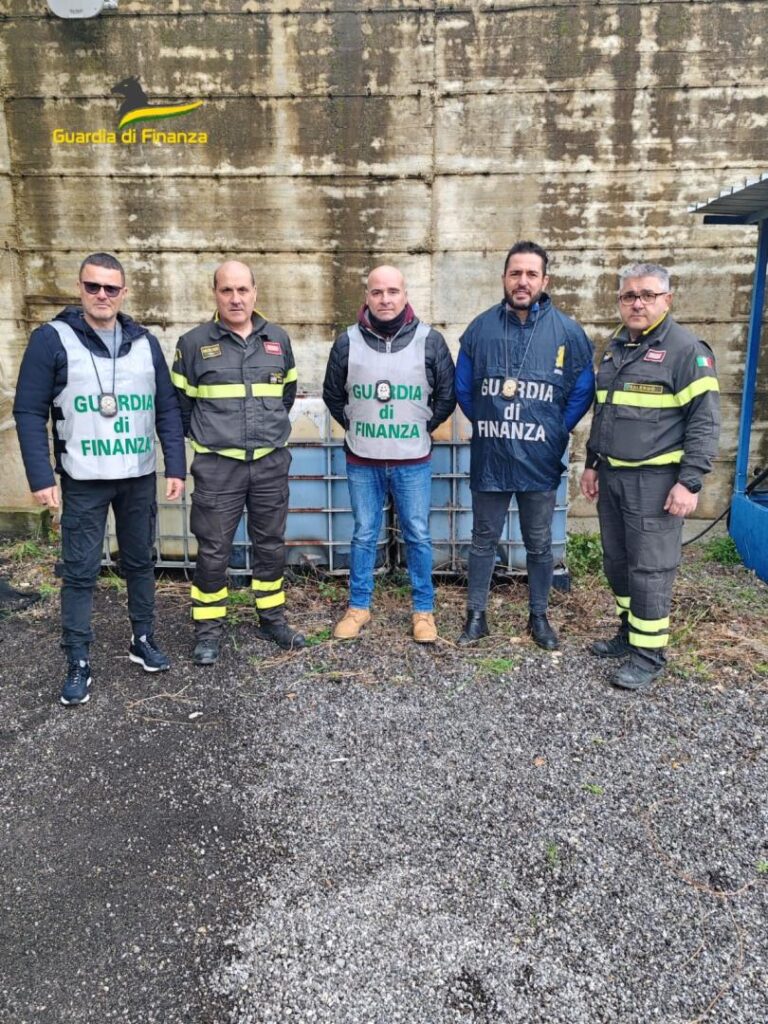 Salerno, la Guardia di Finanza dona gasolio ai Vigili del Fuoco