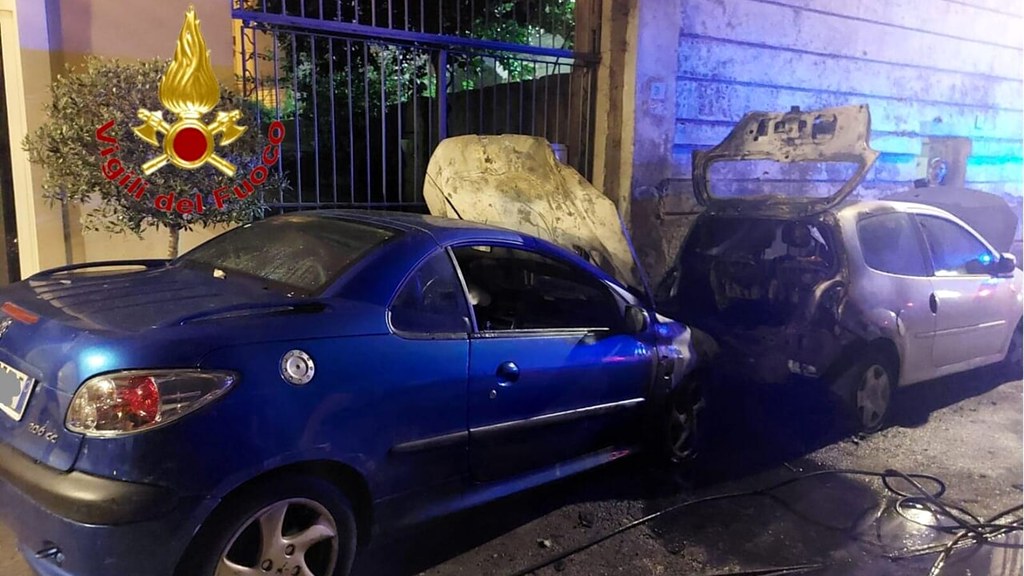 Auto a fuoco nel centro di Salerno: illesa la conducente