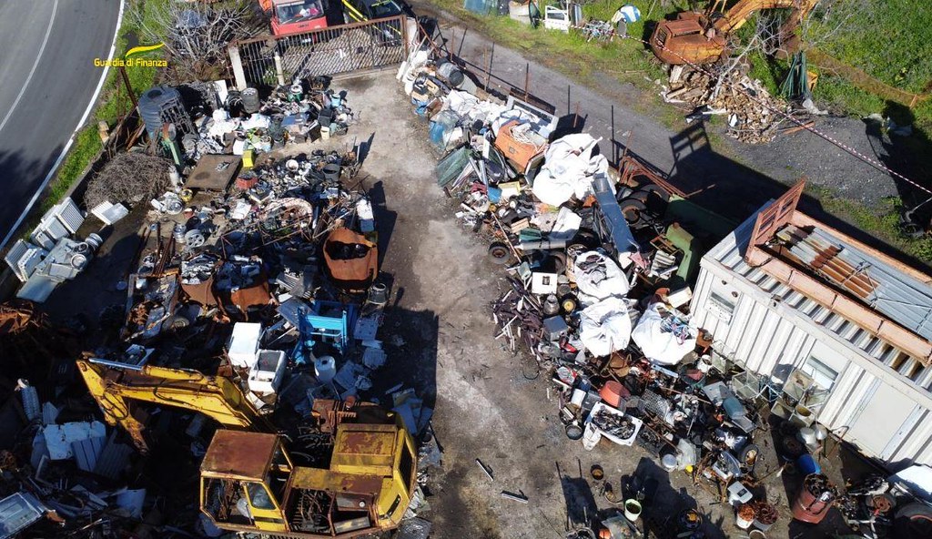 Scoperta una maxi discarica abusiva di rifiuti pericolosi a Santa Marina