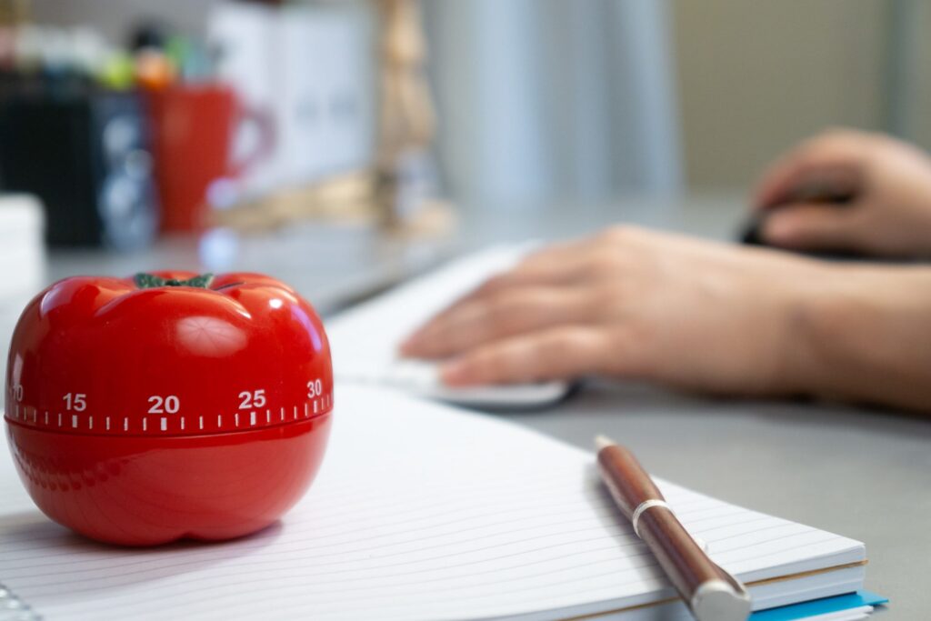Combatti la procrastinazione e fai crescere la tua produttività e il benessere con la tecnica del pomodoro!