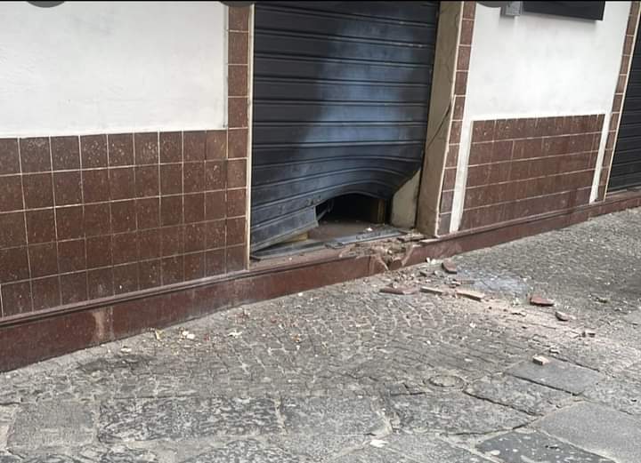 Angri, bomba carta danneggia ingresso di un locale