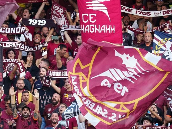 La carica dei tifosi per la Salernitana