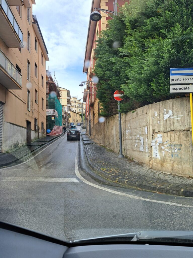 Eboli, follia in ospedale: auto contromano in via Vignola