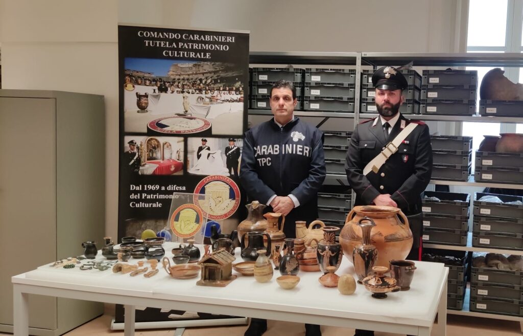 Angri, avvocato nasconde in casa reperti archeologici