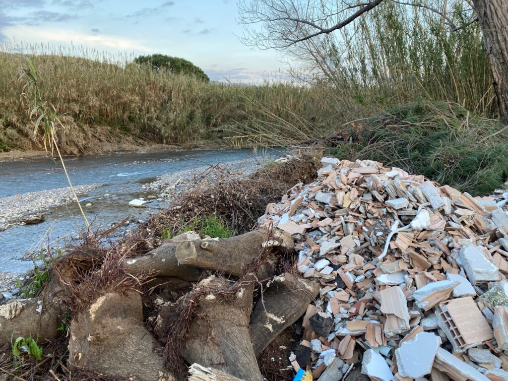 Palinuro, cumuli di rifiuti sulle rive del Lambro