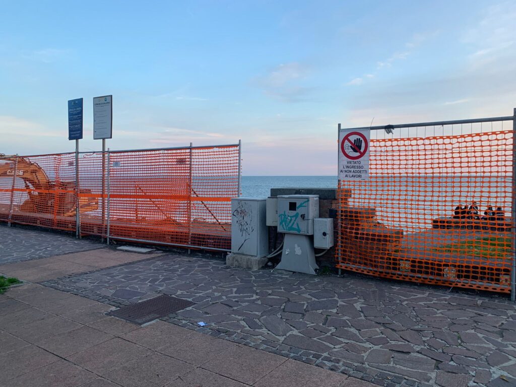 Salerno, cantiere per il ripascimento: spiagge ko