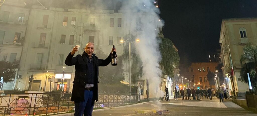 Posteggi a Battipaglia, sì al Tar: Siani festeggia in piazza