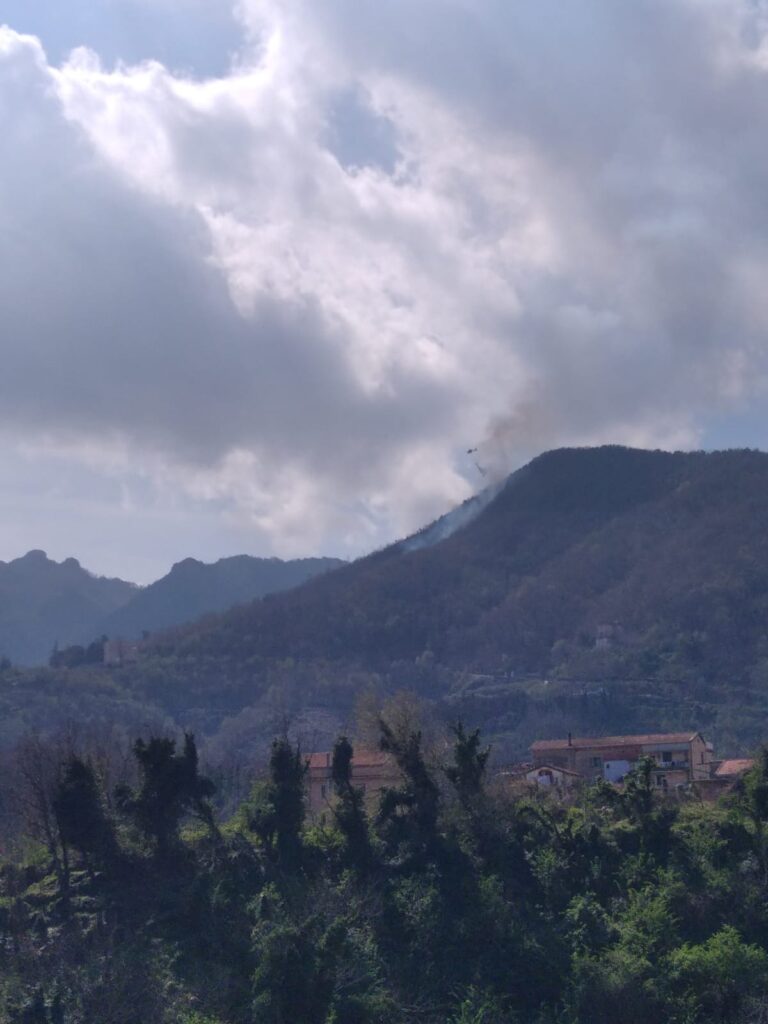 Cava de’Tirreni, vasto incendio a Pietrasanta