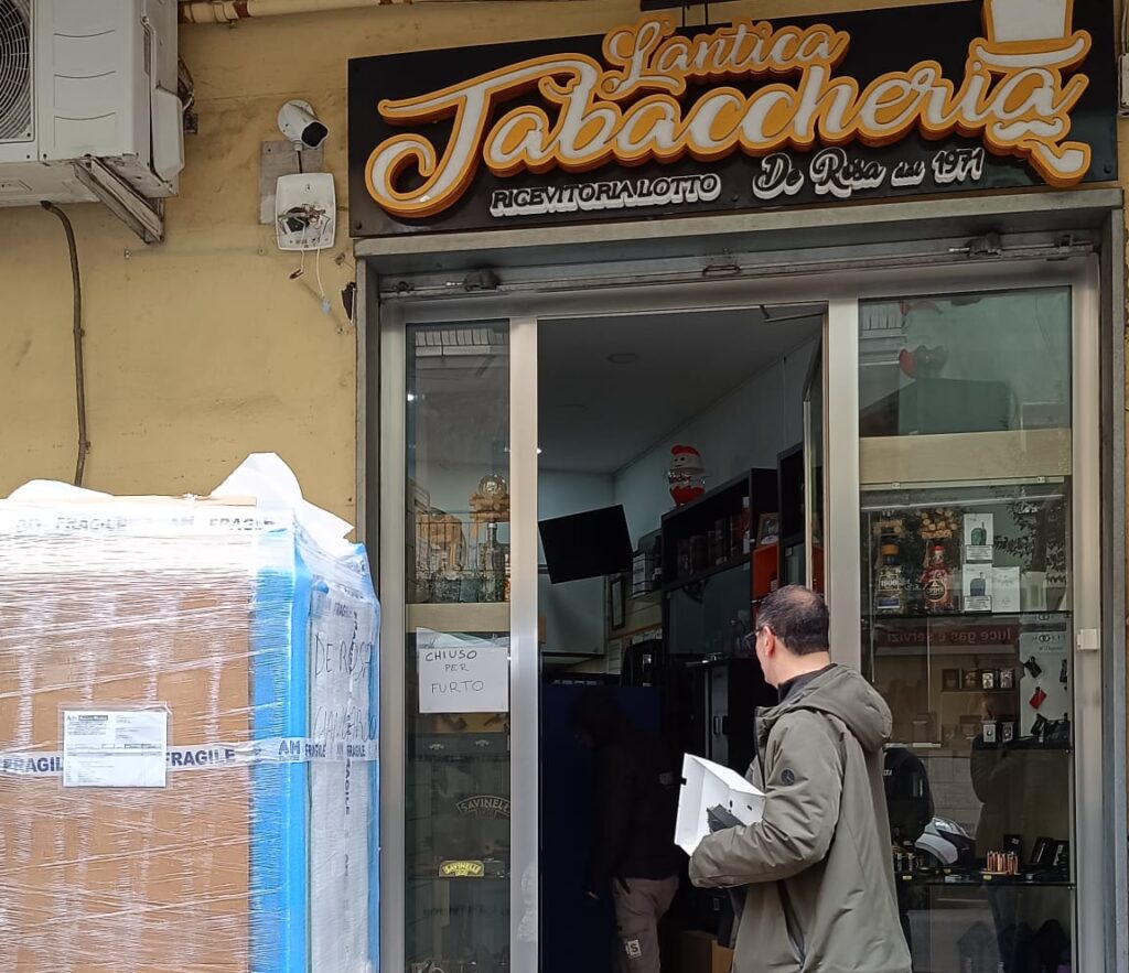 Salerno, svaligiata tabaccheria a Pastena