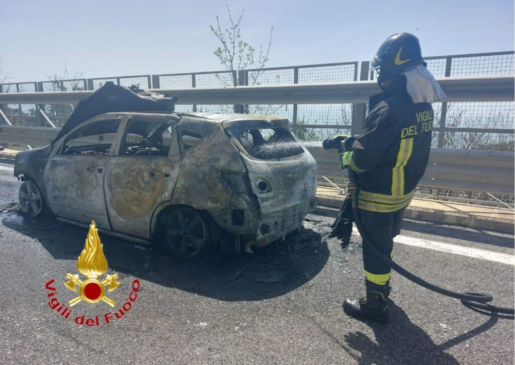 Auto a fuoco in autostrada tra Vietri e Salerno