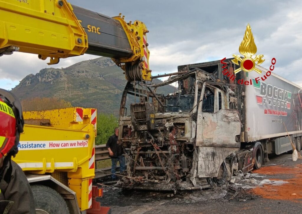 Camion a fuoco, traffico in tilt sull’A2