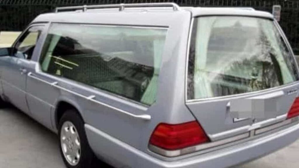 Camerota, in giro per l’Italia con il carro…funebre