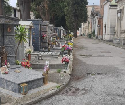 Salerno, cimitero sotto assedio: ora le “estorsioni” per l’acqua