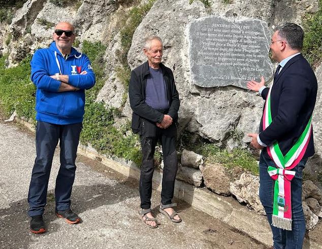 Agerola, Erri De Luca svela la targa sul Sentiero degli Dei