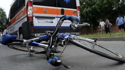 Eboli, auto travolge bici: grave un giovane