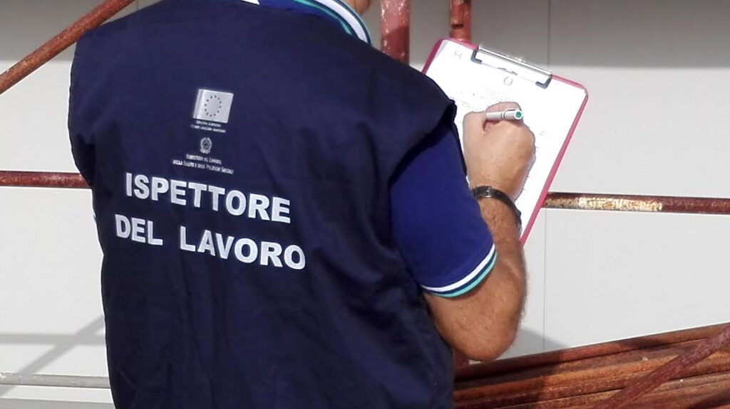 Incidenti lavoro: incastrato in nastro trasportatore, muore 50enne