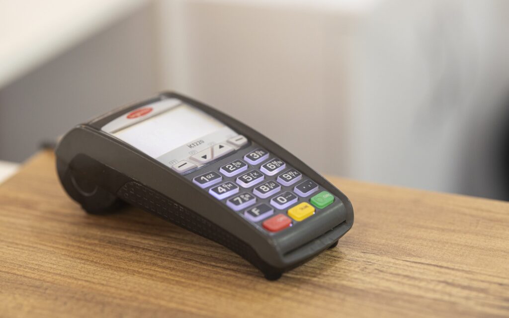 Arrestata con un pos mobile pirata in borsa per rubare soldi