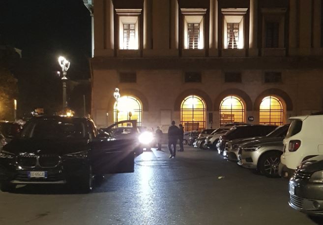 L’assedio dei parcheggiatori abusivi, minacce per la sosta in centro a Salerno