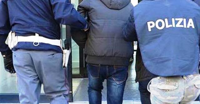 Salerno, rapina un cellulare: preso extracomunitario