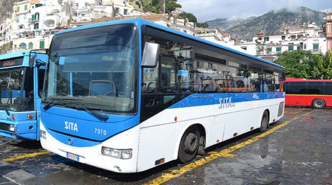 Passeggero senza biglietto aggredisce due controllori