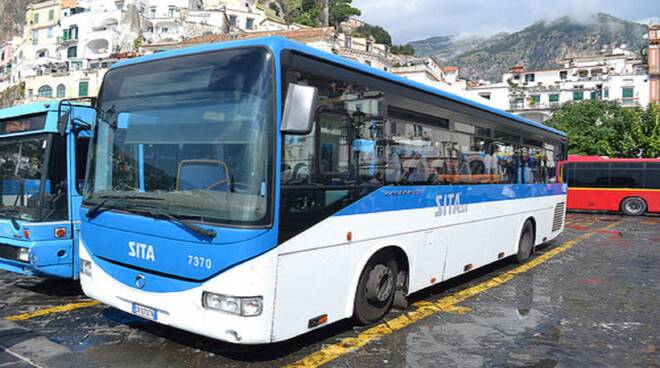 Incendio a bordo, paura su un autobus a Maiori