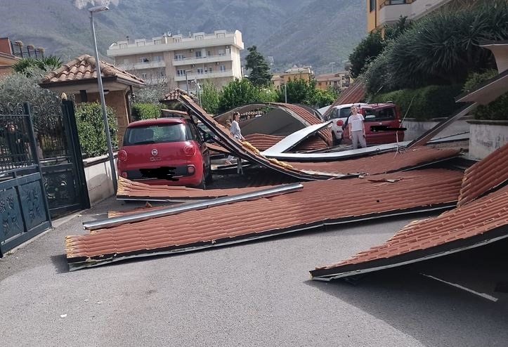 Pagani, tetti divelti per le forti raffiche di vento e scaraventati in strada