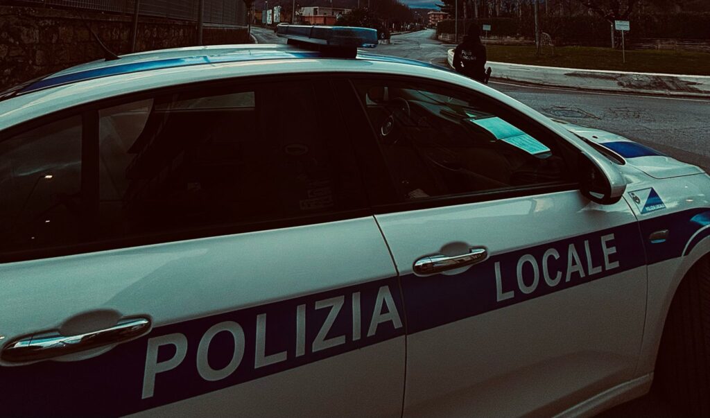 Roccapiemonte, auto bloccata sui binari: salvata donna di Sarno