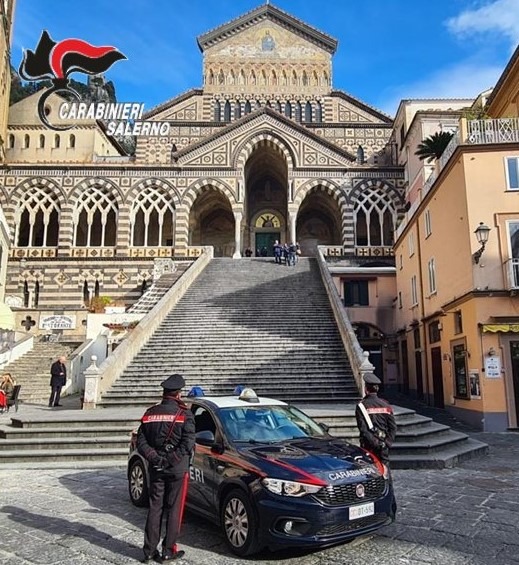 Amalfi, truffano anziani per 53mila euro: arrestati