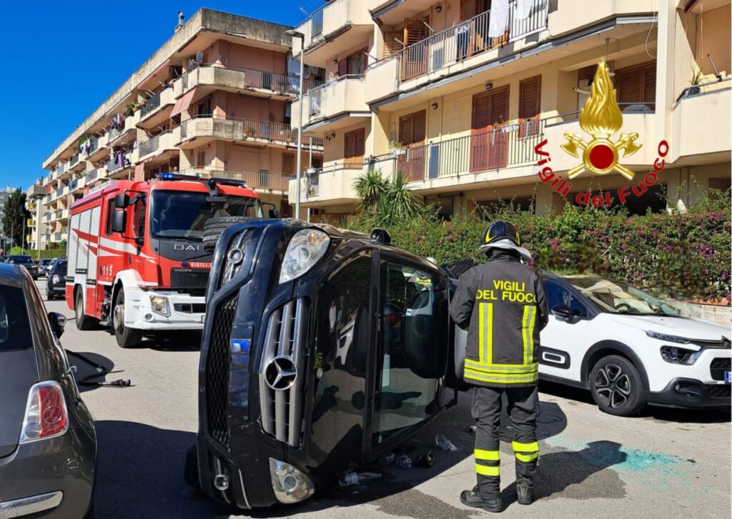 Salerno, auto si ribalta in via di Vona