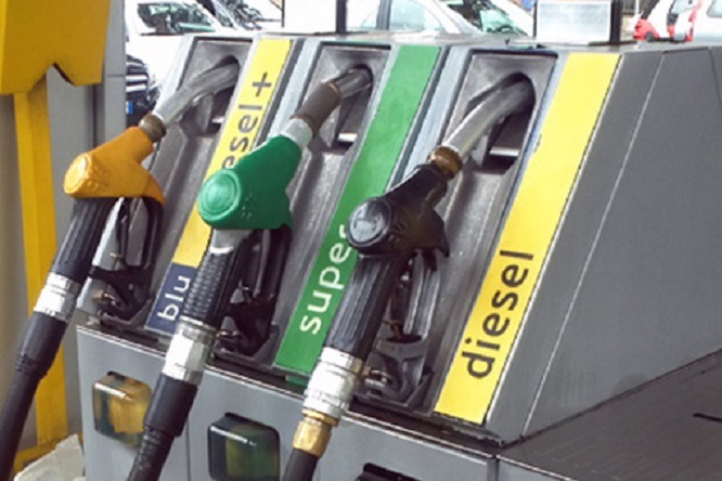 Salerno, carburante “allungato” con additivi: scattano i sequestri