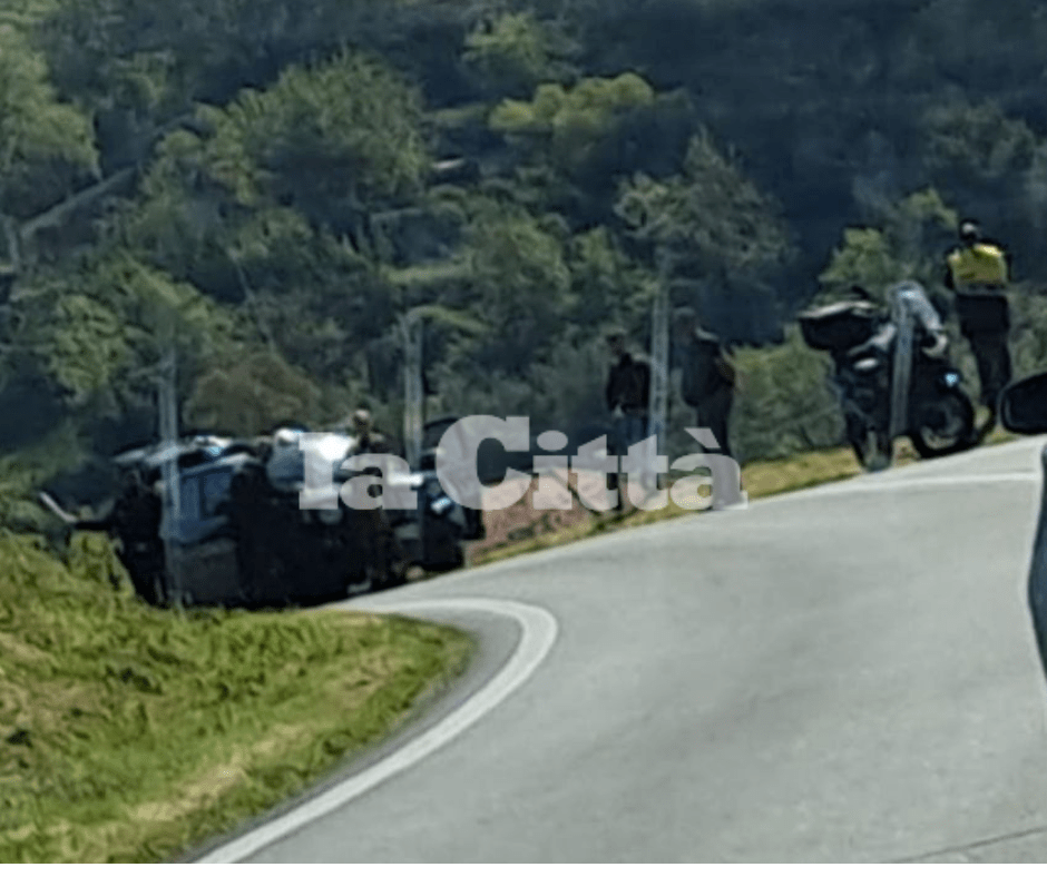 Serre, esce fuori strada con la moto e muore