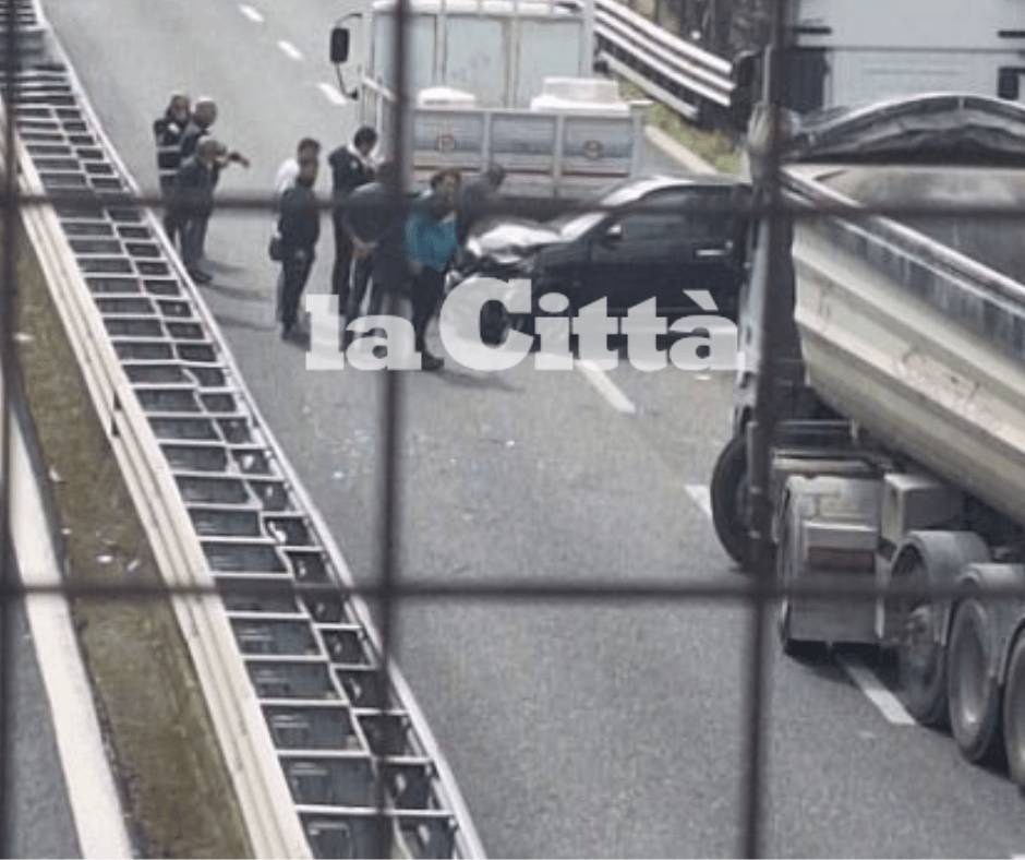 Incidente sulla Napoli-Salerno, auto contro furgone: ferita una donna