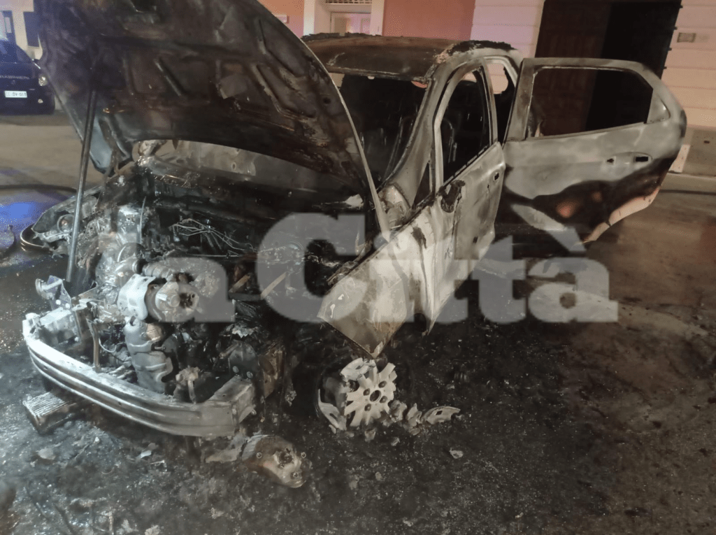 Villamare, auto distrutta da un incendio
