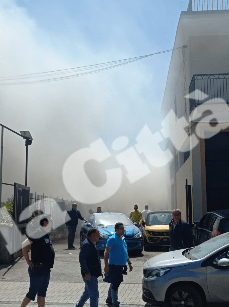 Scafati, auto a fuoco in officina