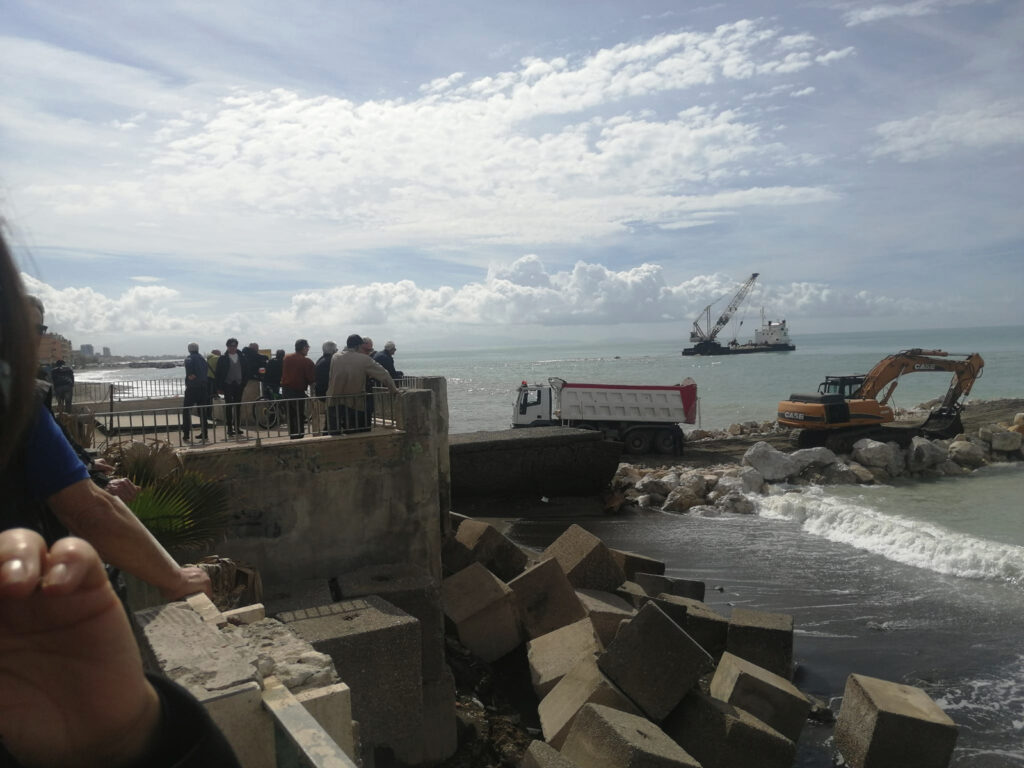 Salerno, il cantiere del ripascimento diventa show