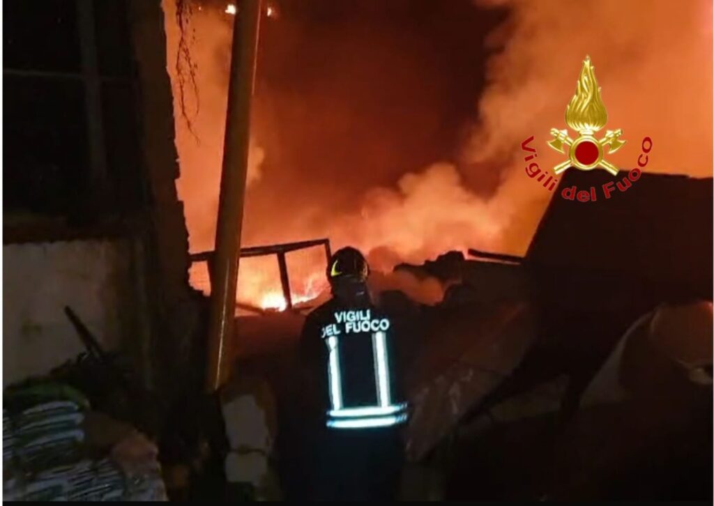 Angri, fiamme nell’ex scatolificio: evacuate abitazioni