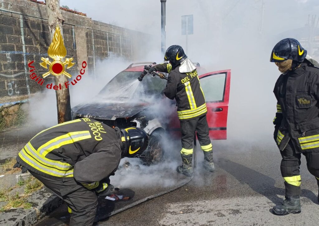 Nocera Inferiore, a fuoco auto con donna a bordo