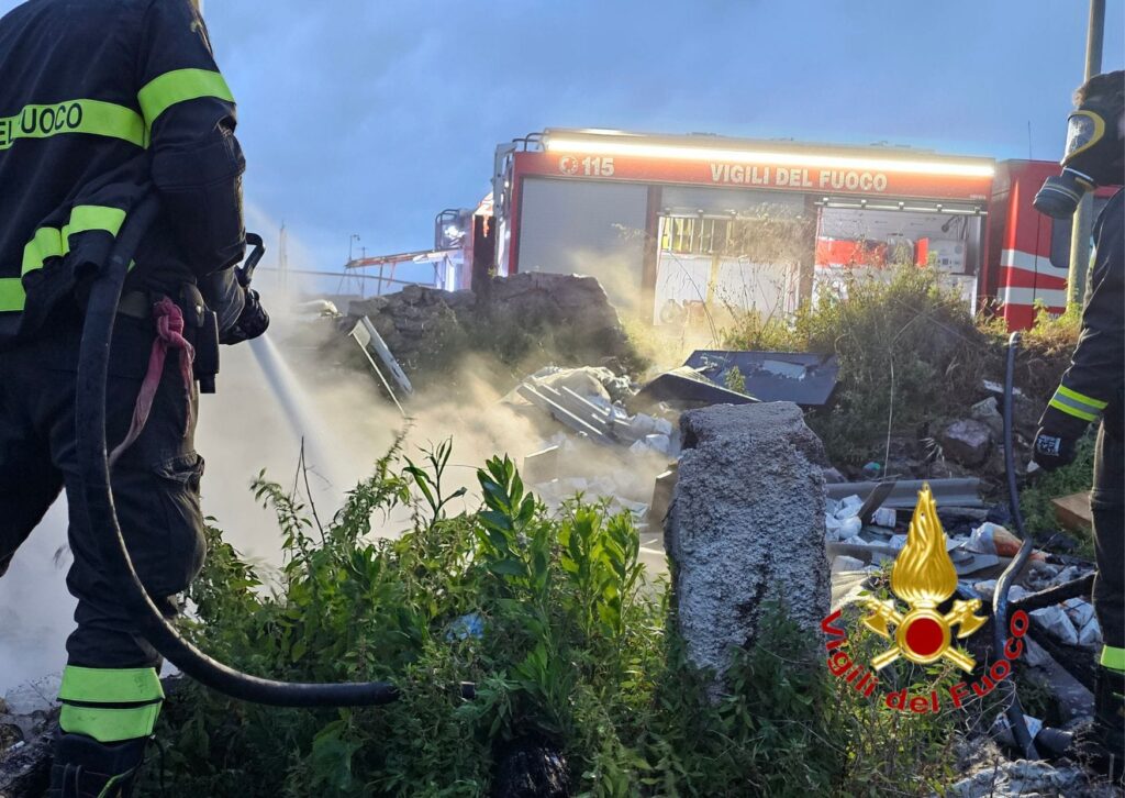 Pontecagnano Faiano, a fuoco rifiuti nel “Camino Real”