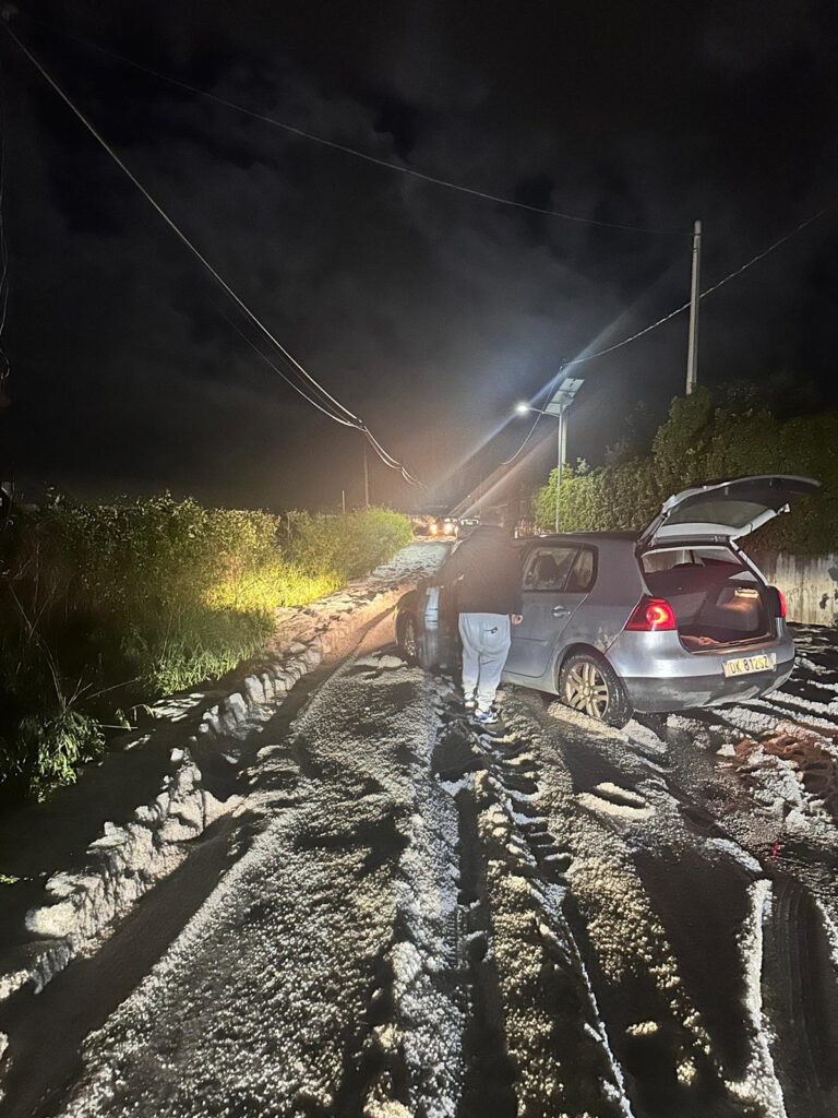 Battipaglia, strada “ghiacciaia”: auto bloccate