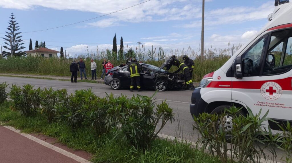 Capaccio Paestum, frontale auto-furgone: muore 58enne