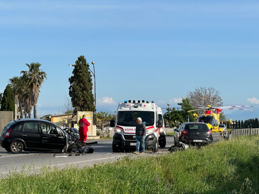 Capaccio Paestum, scontro tra due auto e un camion: un ferito