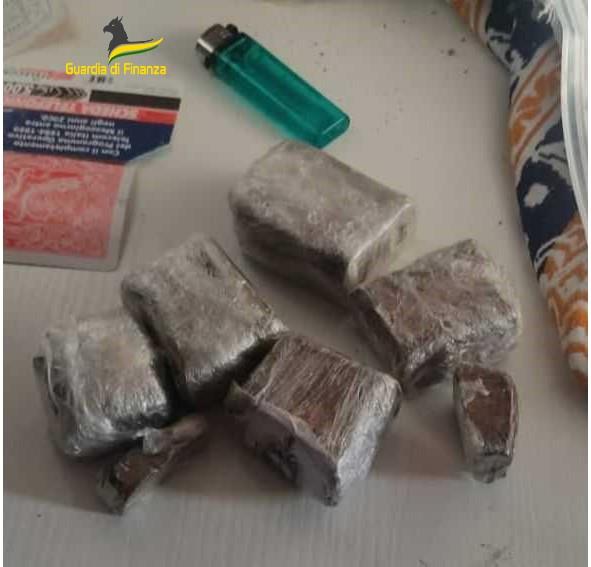Pagani, spacciava hashish e coca: finisce in manette