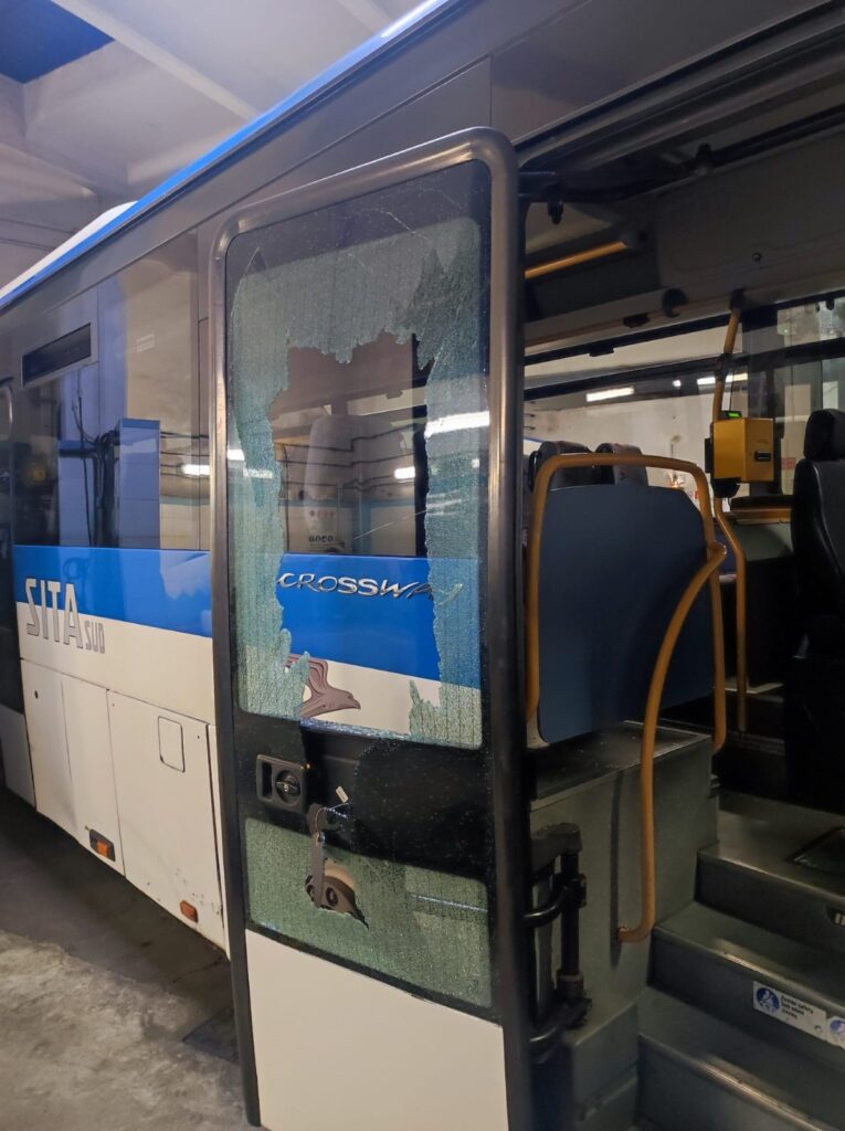 Amalfi, turista sfonda il vetro dell’autobus